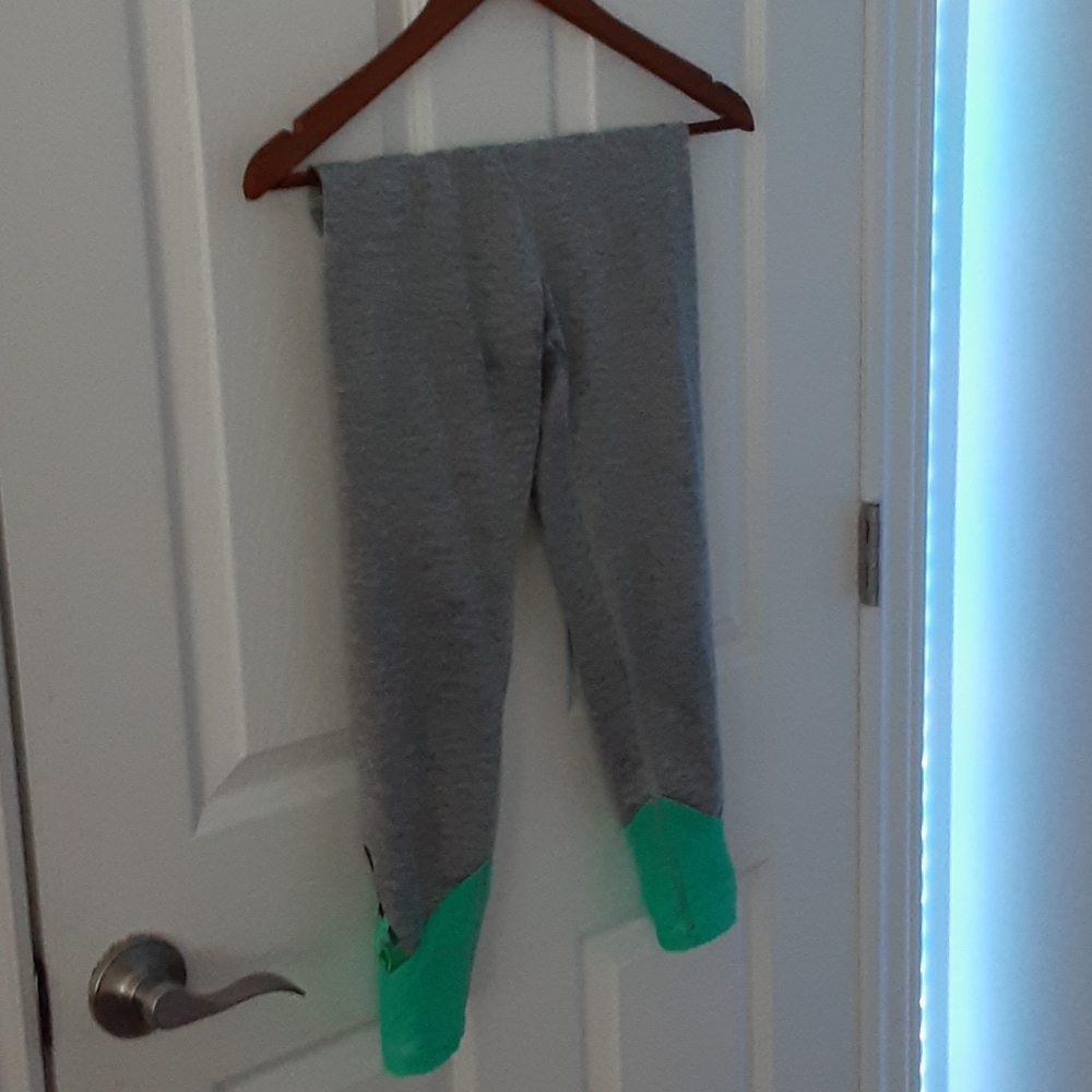 Cropped leggings with leg cutouts.